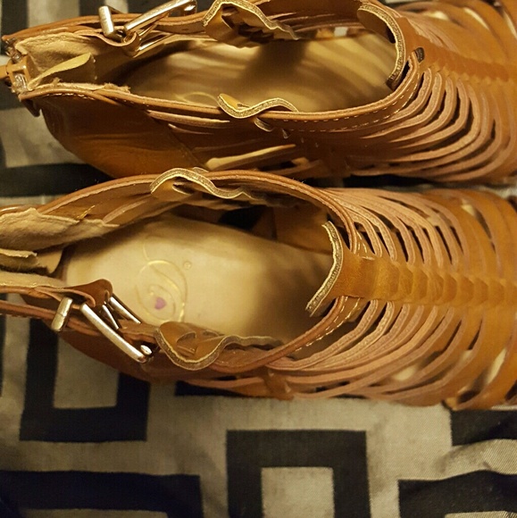 Cute tan summer heels/sandals - Picture 2 of 2